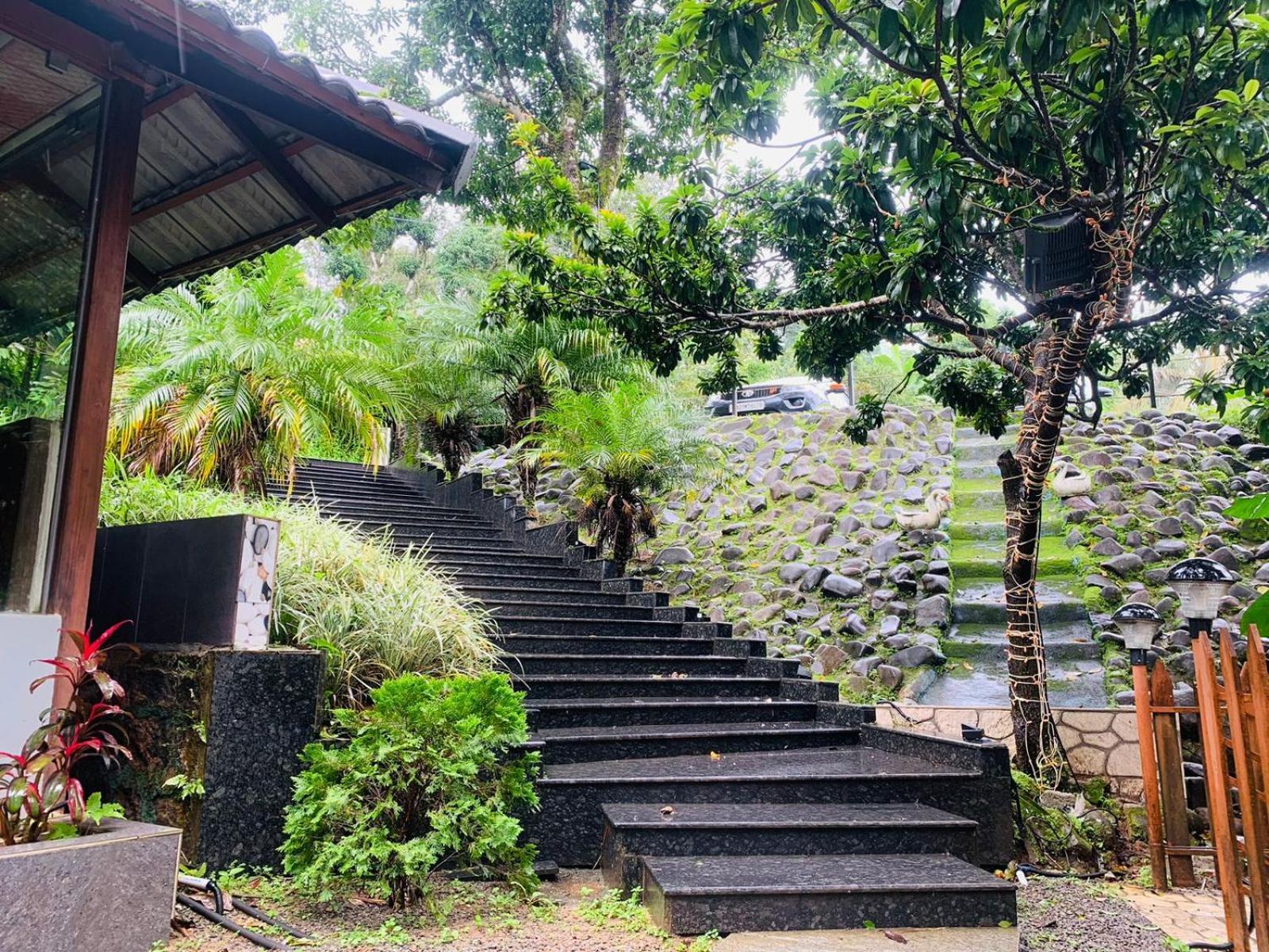 The Mountain Shades Resort 마디케리 외부 사진